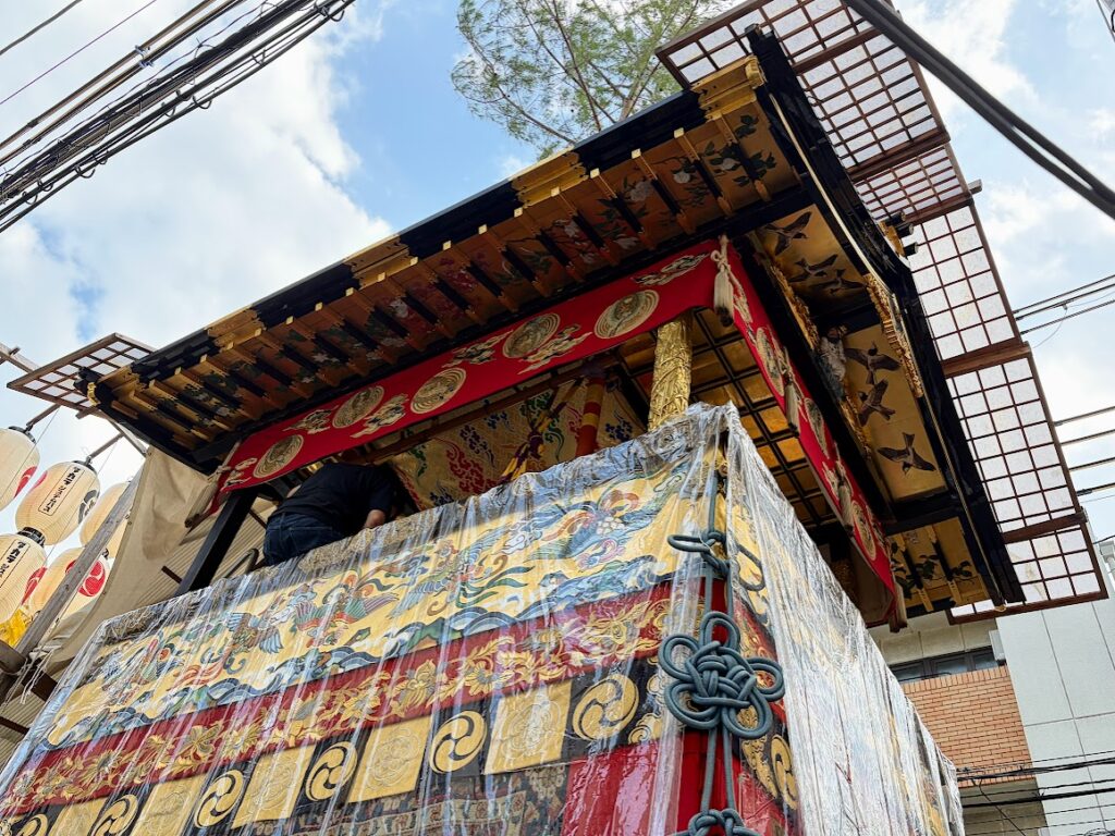 岩戸山軒裏・金地四季草花図