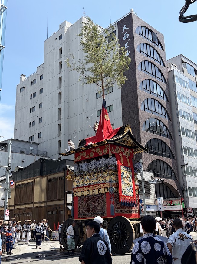 祇園祭前祭の岩戸山巡行の様子